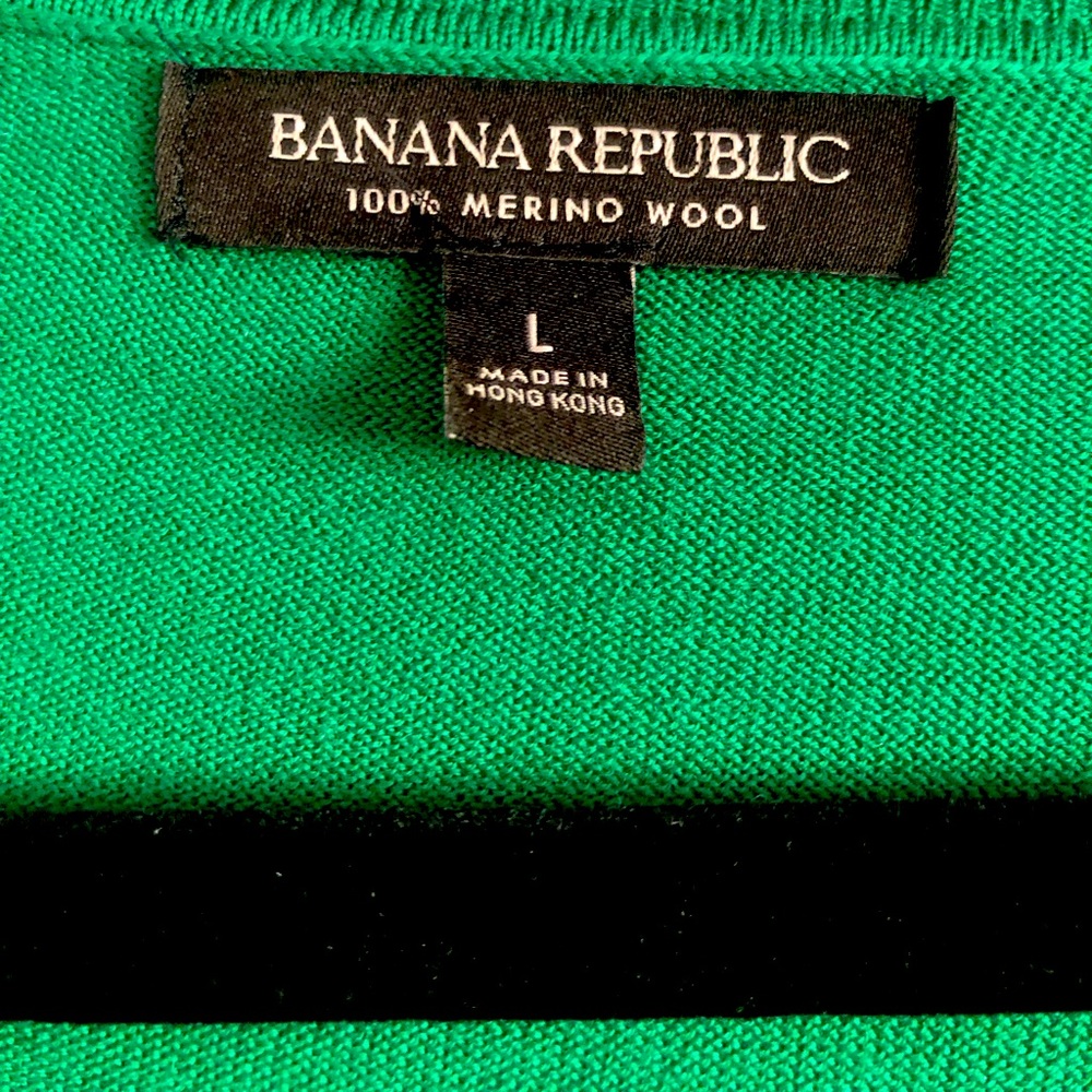 BR standard V-neck sweater, perfect green.